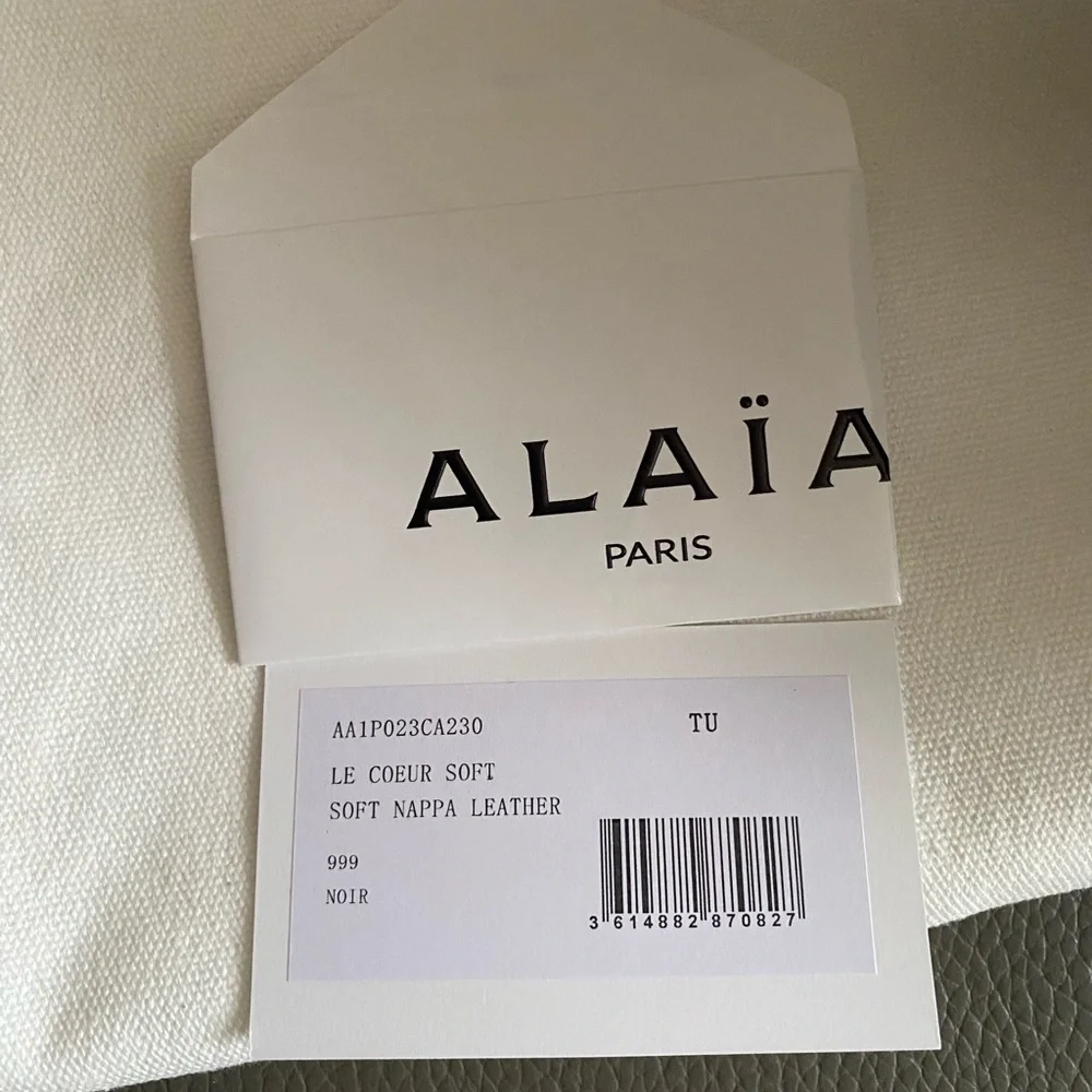 NEW Auth ALAÏA
Le Cœur Heart shape leather CLUTCH/BAG/ Wristlet Made in ITALY - Picture 8 of 16